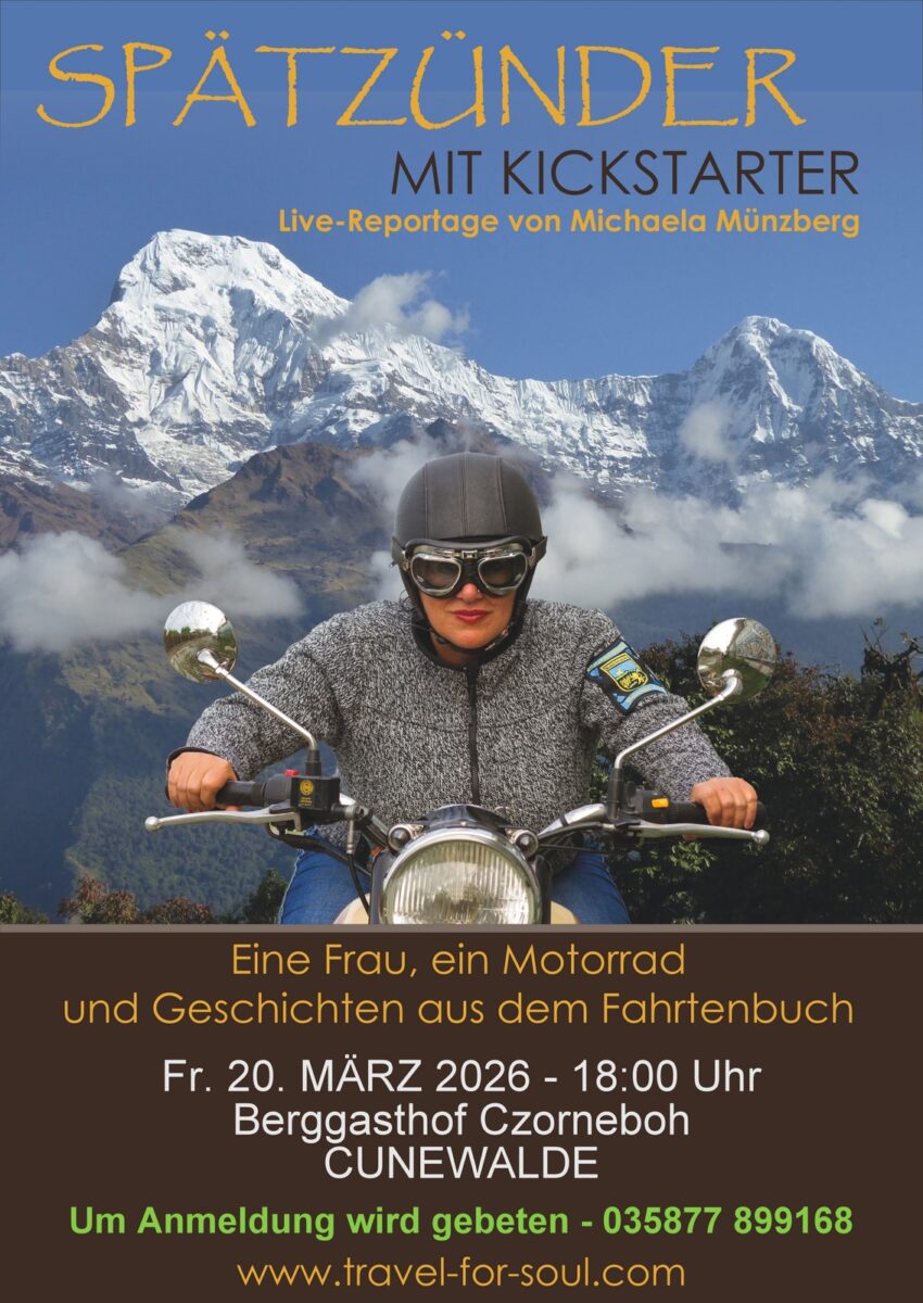 Eine Frau mit Helm sitzt auf einem Motorrad vor schneebedeckten Bergen. Veranstaltungsdetails auf Deutsch werben für einen Live-Reisebericht von Michaela Münzberg am 20. März 2026 im Berggasthof Czorneboh, Cunewalde.