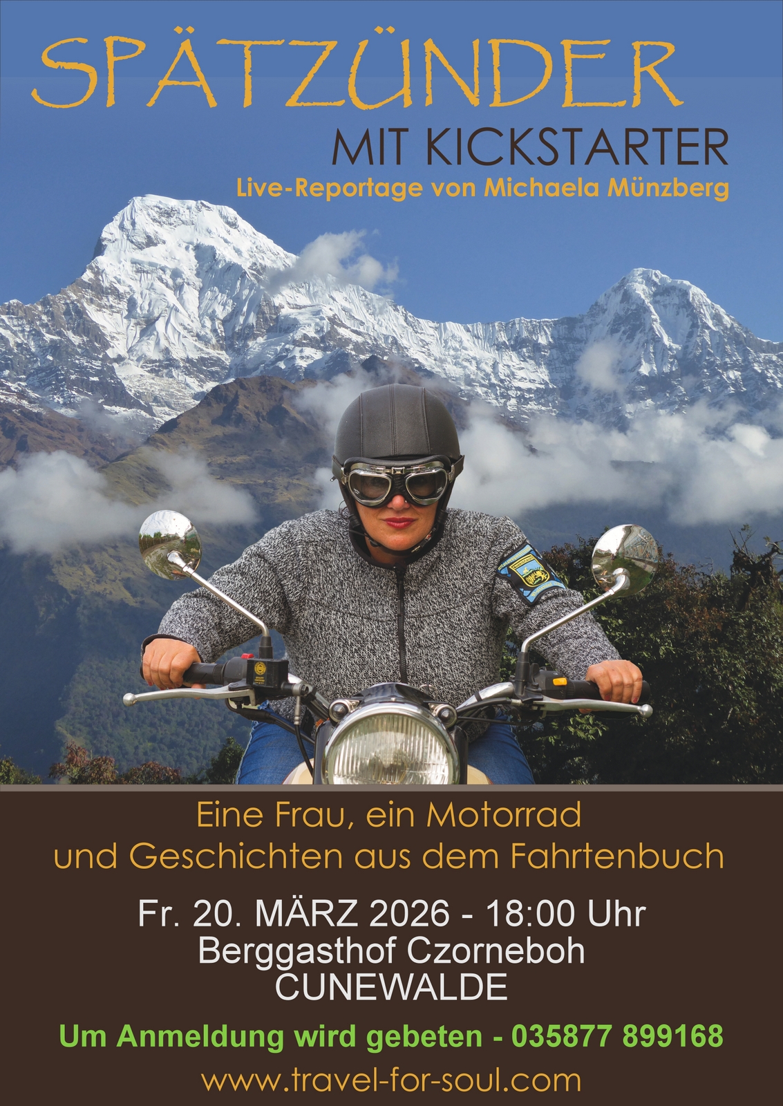 Eine Frau mit Helm sitzt auf einem Motorrad vor schneebedeckten Bergen. Veranstaltungsdetails auf Deutsch werben für einen Live-Reisebericht von Michaela Münzberg am 20. März 2026 im Berggasthof Czorneboh, Cunewalde.